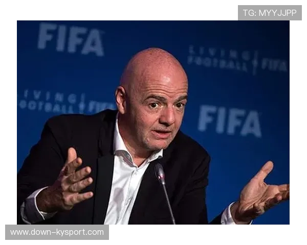 斯卡洛尼戴手套捧杯引热议，FIFA主席因凡蒂诺现场道歉