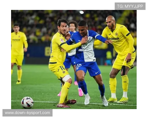 法兰克福边锋克瑙夫侧钩射门被扑，精彩攻门成比赛亮点。